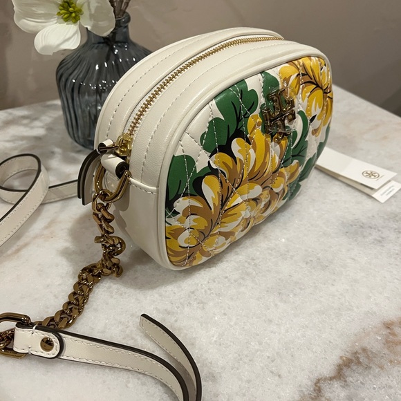 TORY BURCH NWT KIRA CHEVRON QUILTED FLORAL SMALL CAMERA BAG - Picture 4 of 9